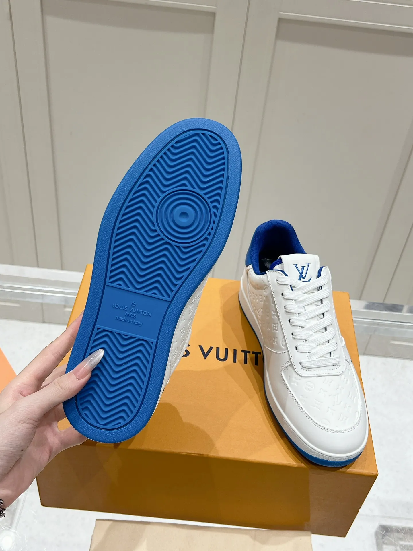 👟👟Ex-factory price 680👟👟 LV new style casual white shoes for men, simple and fashionable, light and comfortable, size: 39-44 (order 45)